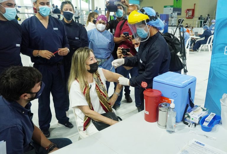 Madre del alcalde Pumarejo recibiendo vacuna covid