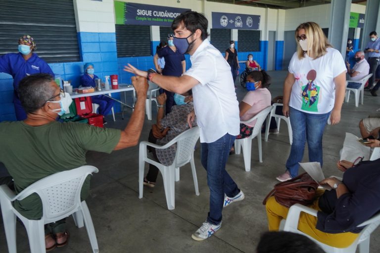 Alcalde Pumarejo recorriendo punto vacunación docentes