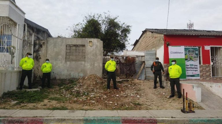 Policías en derrumbamiento de inmuebles