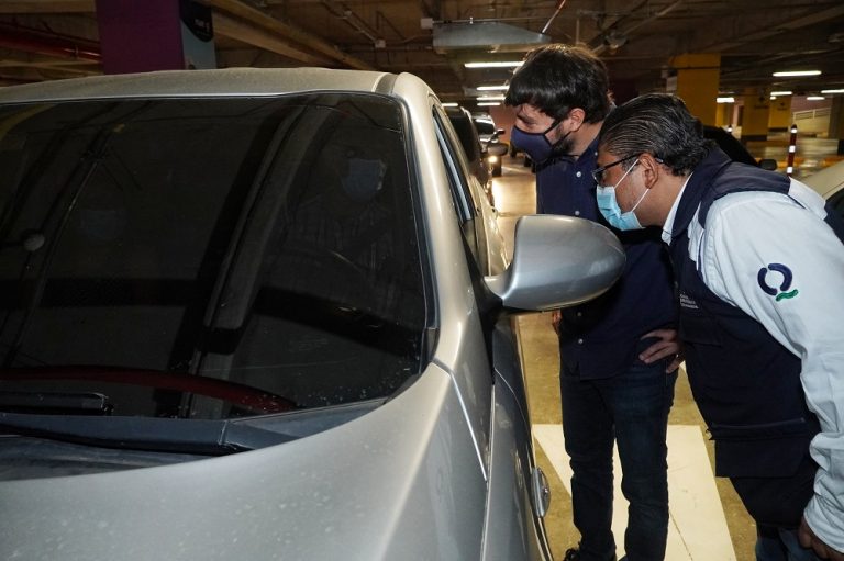 Alcalde Pumarejo dando instrucciones a conductores