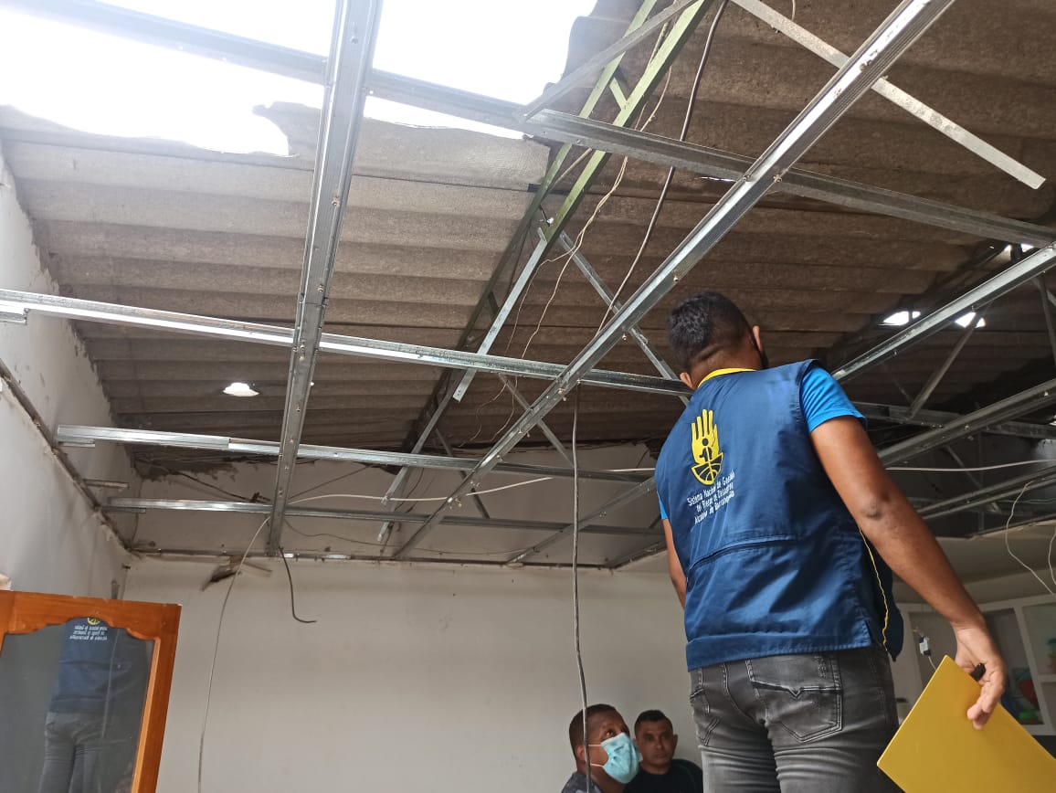 Funcionario inspeccionando vivienda