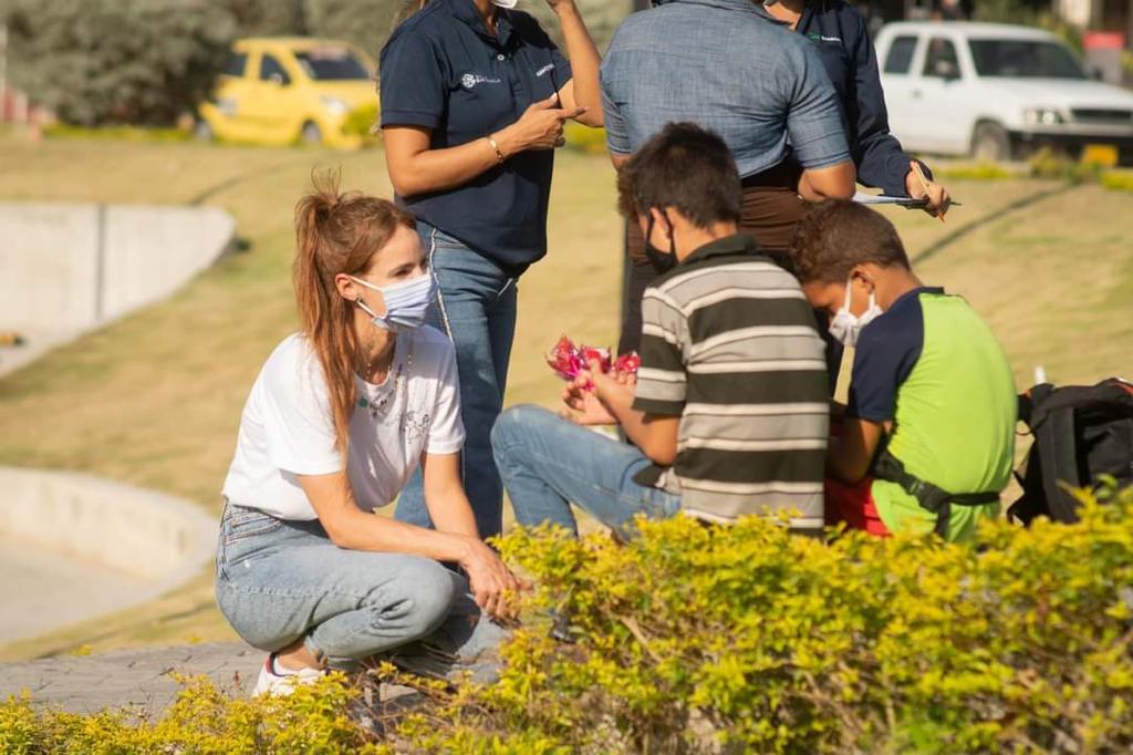 Primera dama hablando con niños