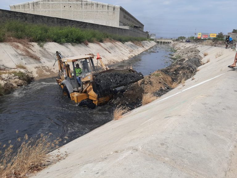 Excavadora limpiando arroyos