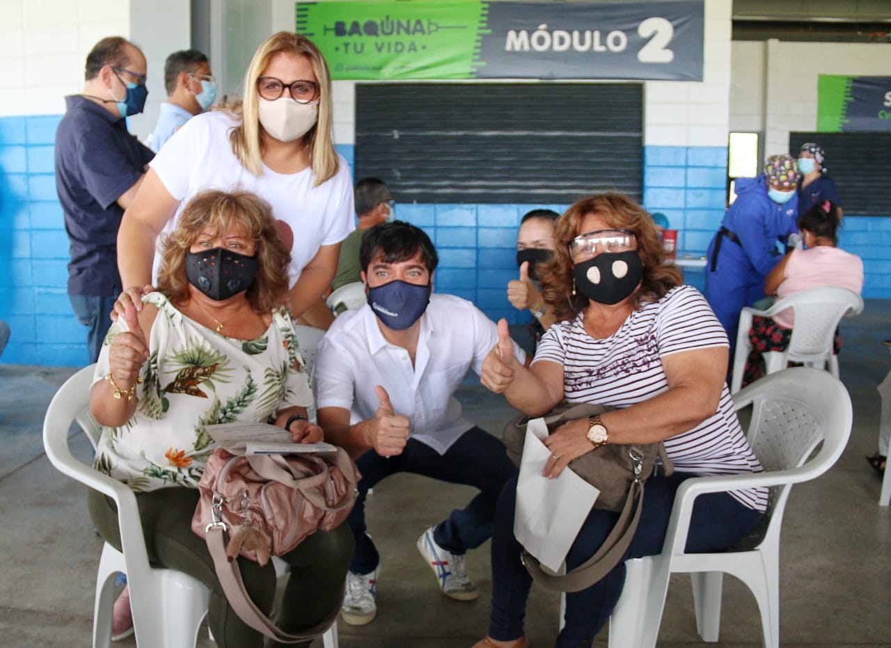 Alcalde Pumarejo posando con docentes