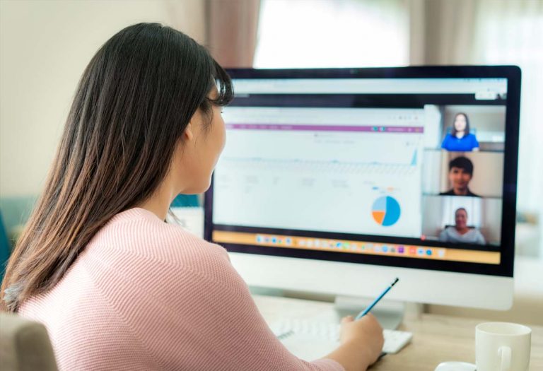 Mujer frente a pc en capacitación