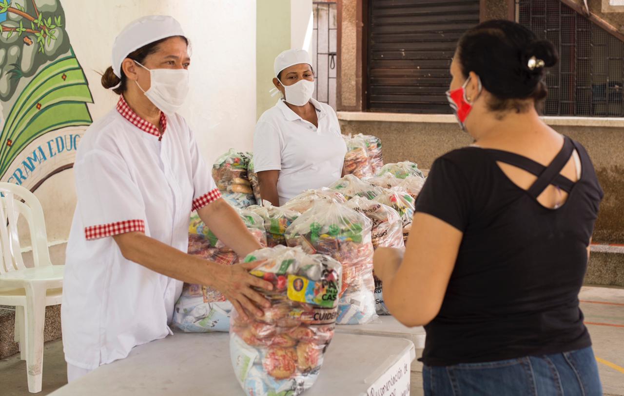 Mujer recibiendo mercado