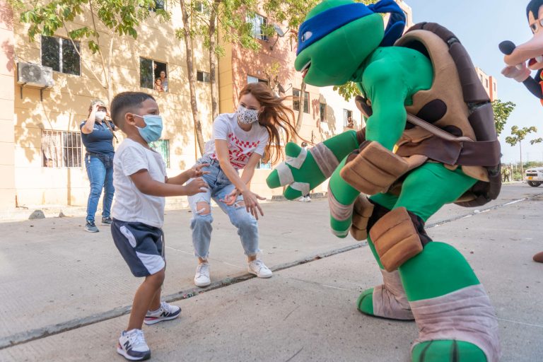 Primera Dama bailando junto a niño