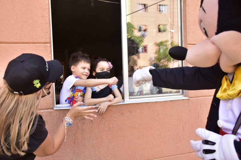 Mickey Mouse saludando a niños 