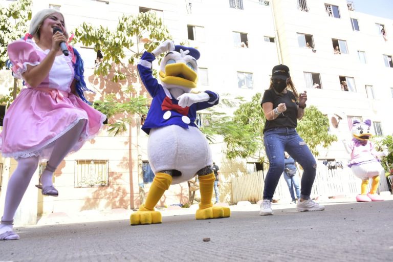 Muñecos Disney bailando con otras personas