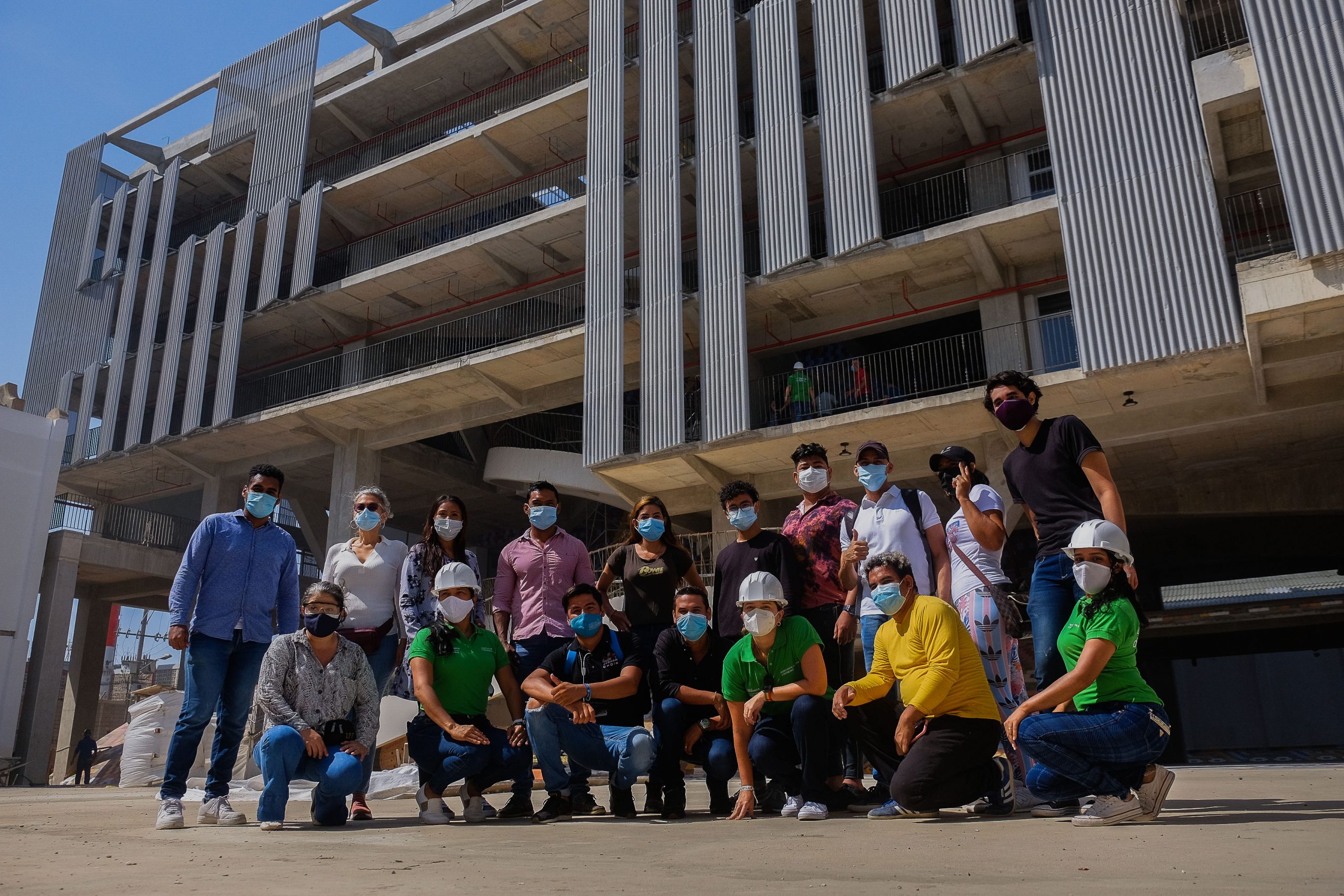 Estudiantes visitando fábrica de la cultura