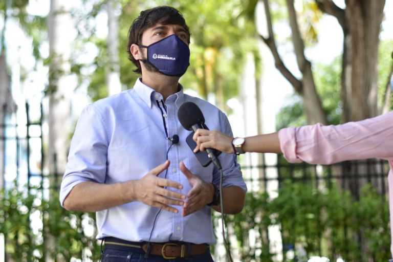 Alcalde Pumarejo dando entrevista