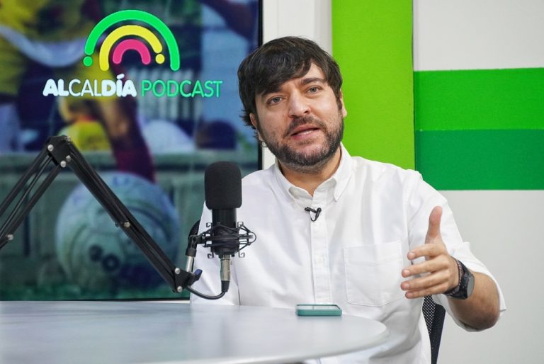 Alcalde Pumarejo hablando podcast