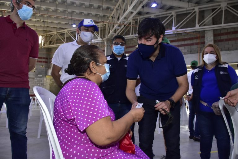 Alcalde Pumarejo dialogando con mujer