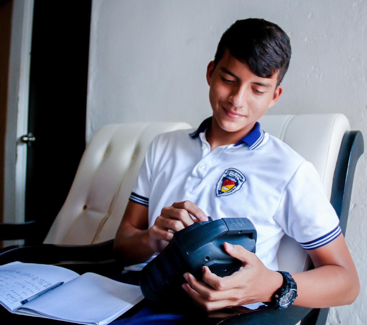 Estudiante escuchando clases por radio