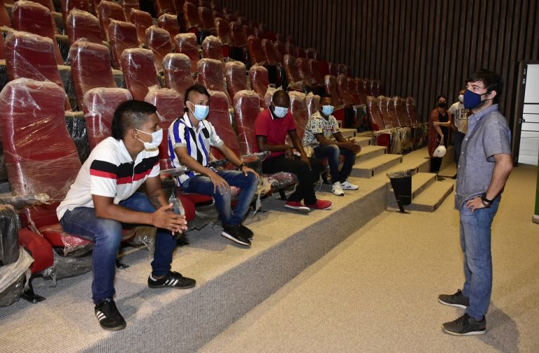 Alcalde Pumarejo hablando con jóvenes