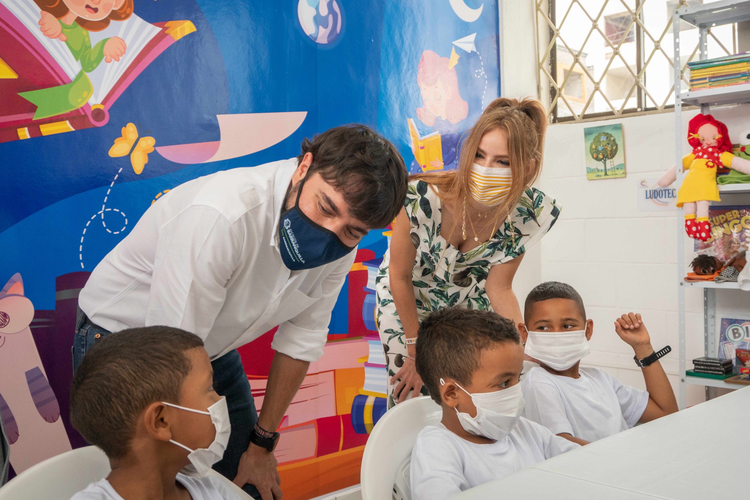 Alcalde Pumarejo hablando con niños Hogar de Paso