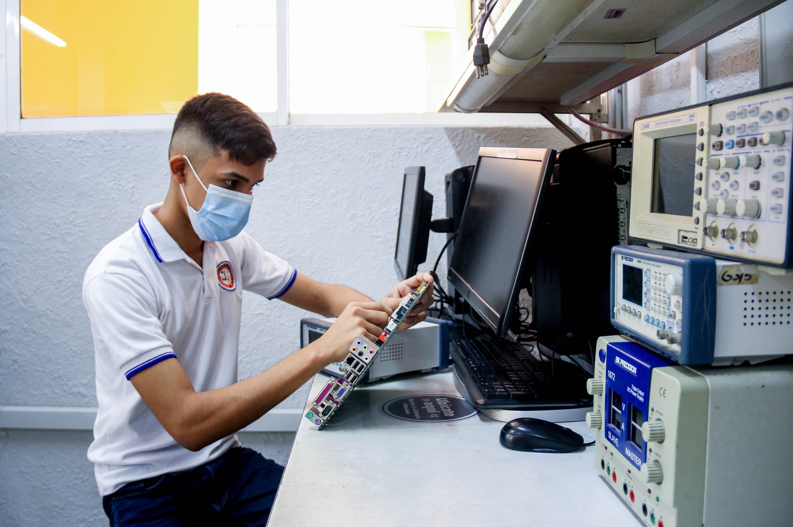 Estudiante hombre manipulando computador