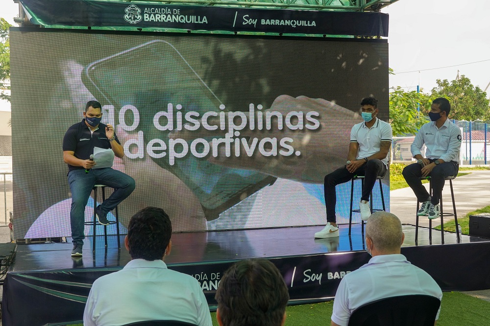 Personas hablando en lanzamiento programa deportivo