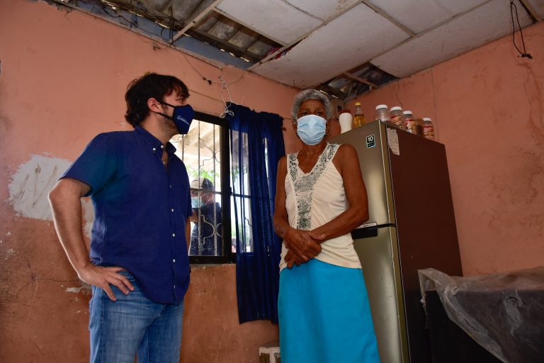 Alcalde Pumarejo hablando con habitante de Las Malvinas