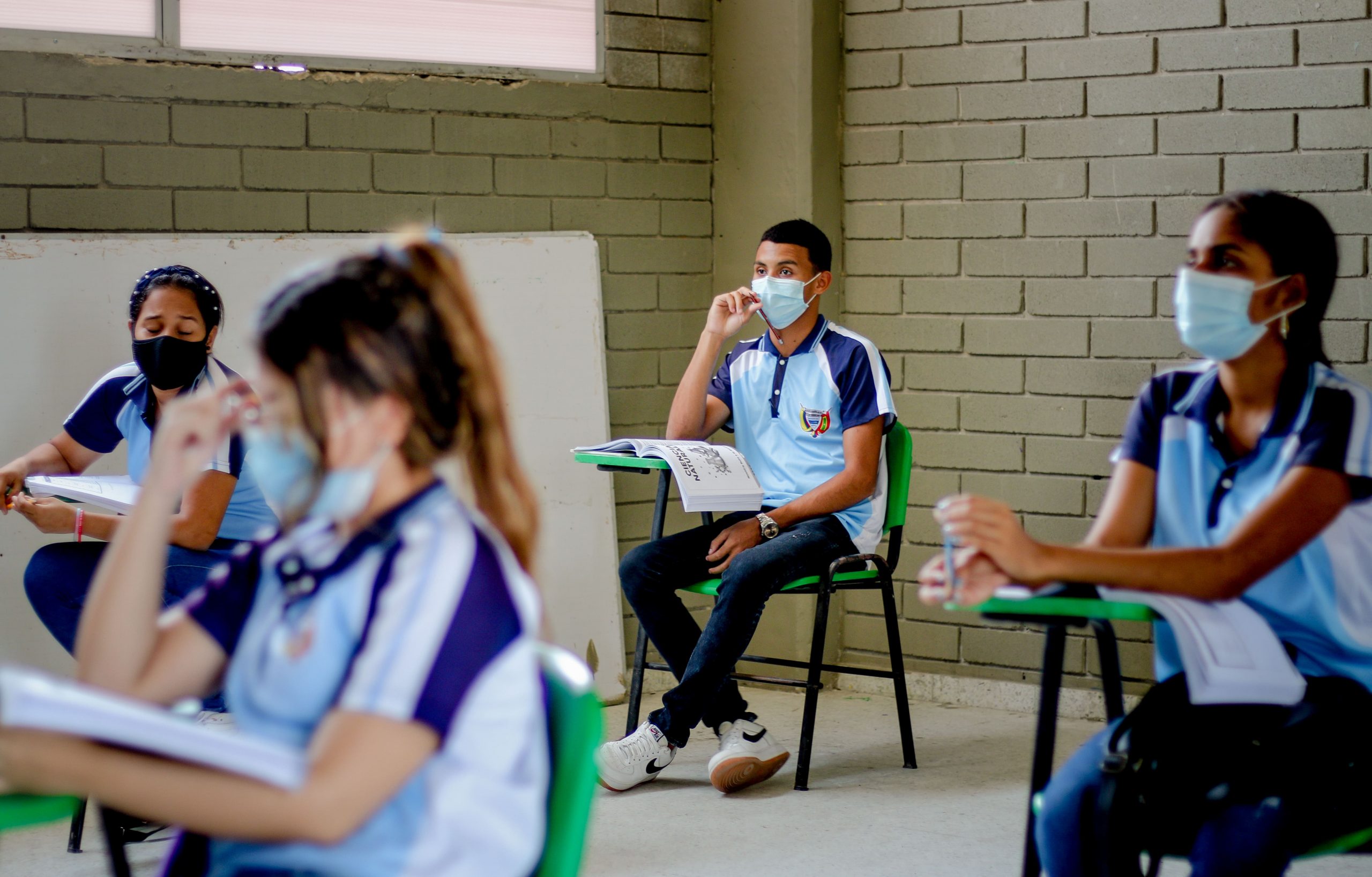 Jóvenes en salón de clases