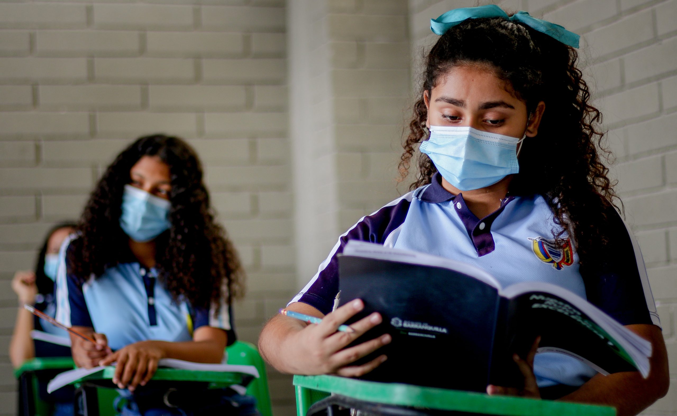 Estudiantes leyendo en salón de clases