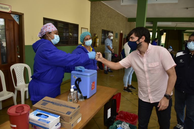 Alcalde Pumarejo saludando al personal de la salud