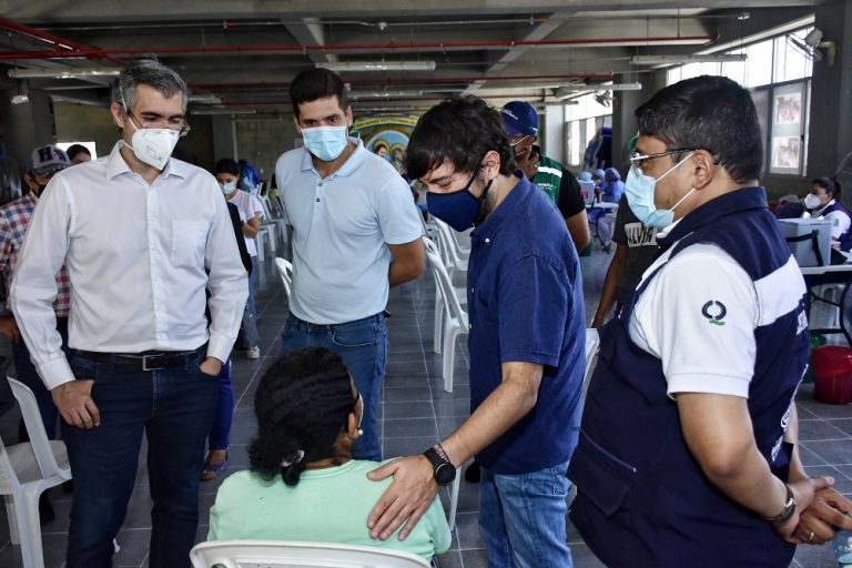 Alcalde Pumarejo visitando punto de vacunación móvil 