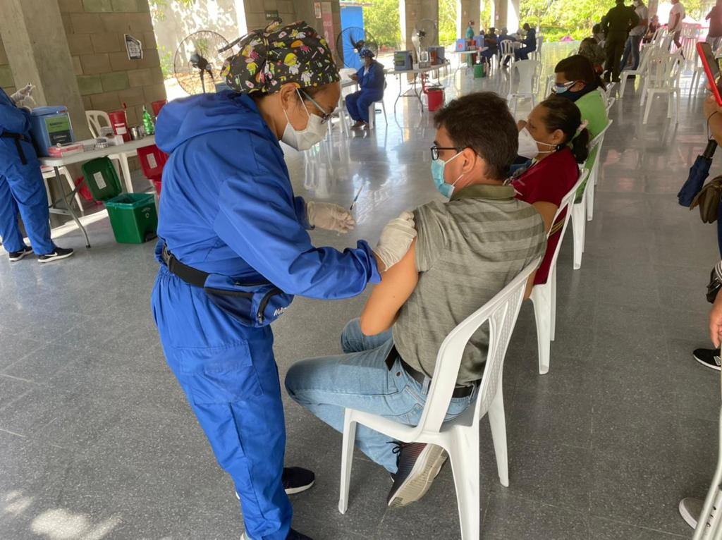 Funcionario aplicándose vacuna