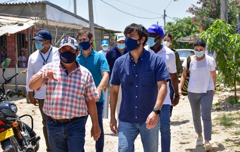 Alcalde Pumarejo recorriendo  Las Malvinas