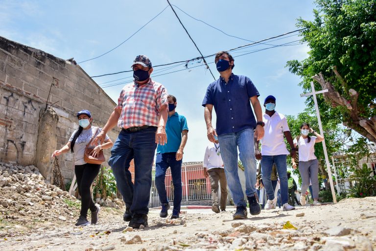 Alcalde Pumarejo caminando calles de Las Malvinas