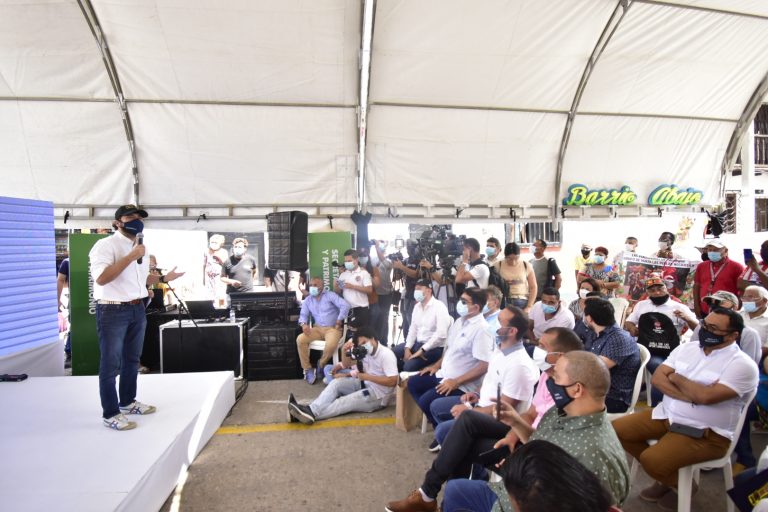 Alcalde Pumarejo hablando al público 