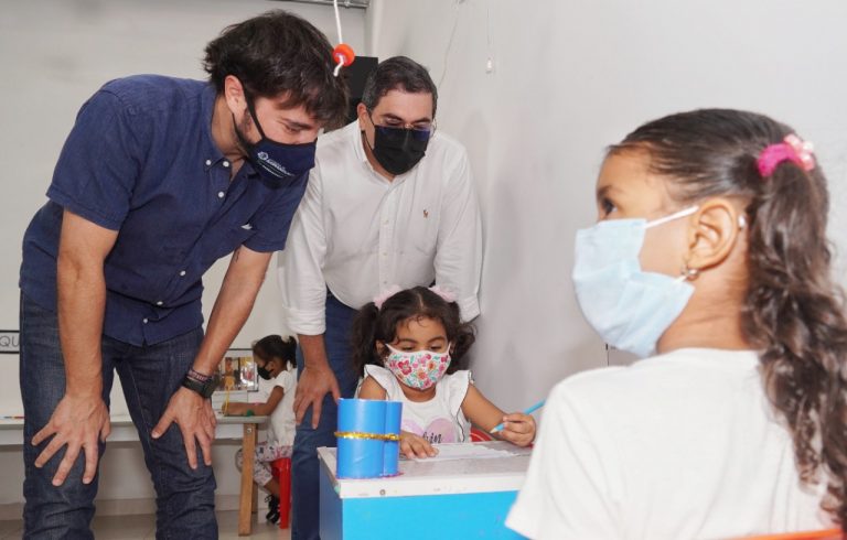 Alcalde Pumarejo viendo niña dibujar