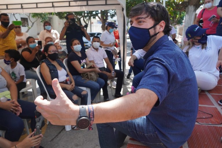 Alcalde Pumarejo dialogando con la comunidad