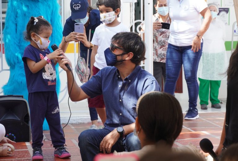 Alcalde Pumarejo junto a niña CDI