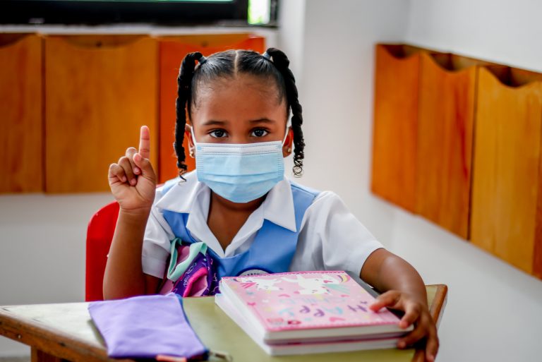 Niña pidiendo la palabra