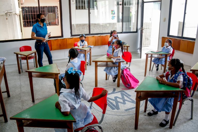 Profesora en salón de clases