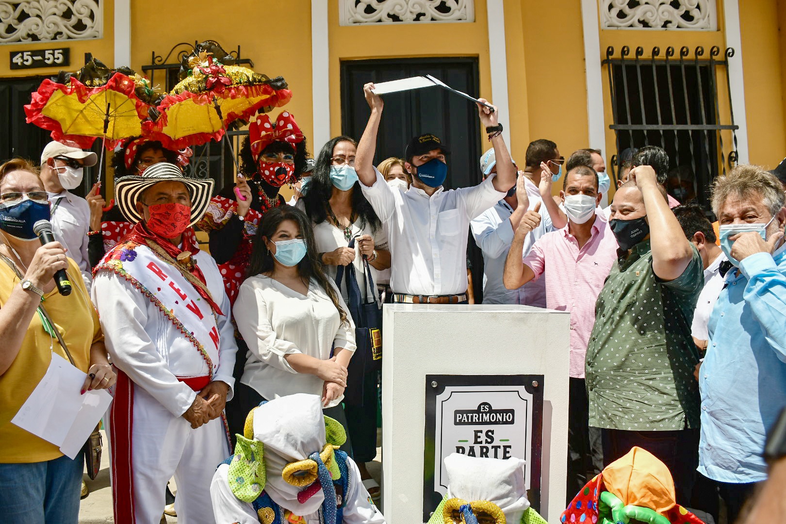 Alcalde Pumarejo reunido personas carnaval