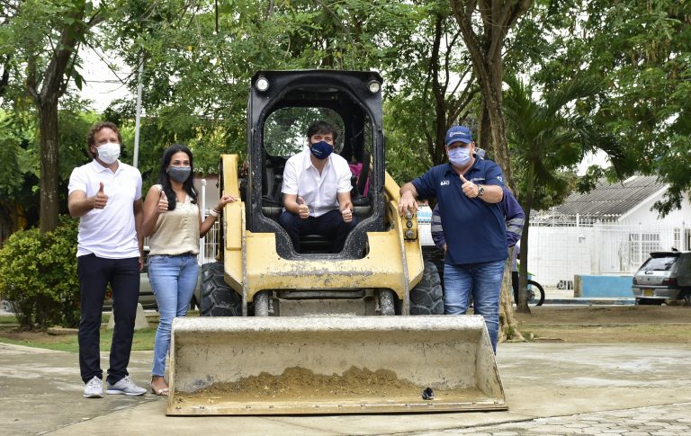 Alcalde Pumarejo inspeccionado obras parque Calancala