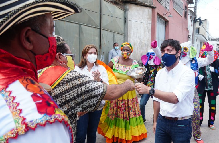 Alcalde Pumarejo con personas carnaval 