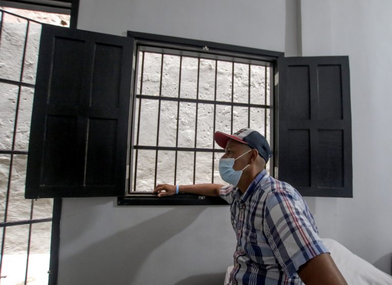 Hombre observando ventana