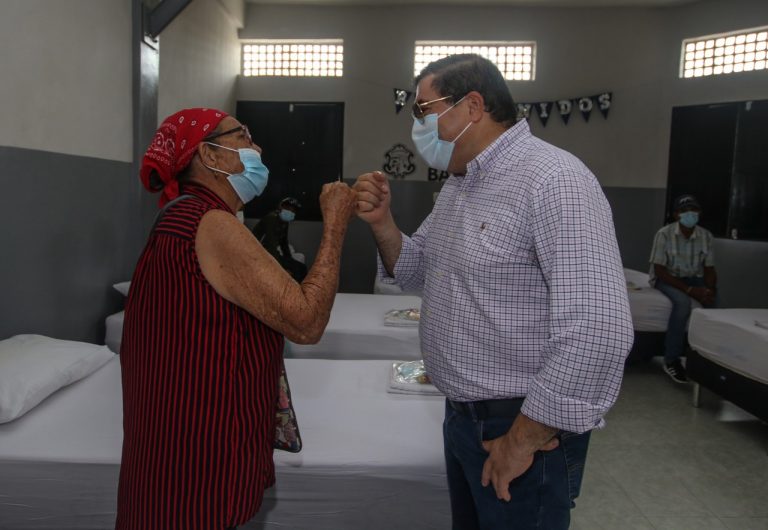 Hombre  y mujer chocándose los puños