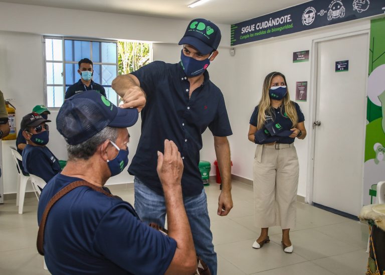 Hombre colocando gorra a otra persona