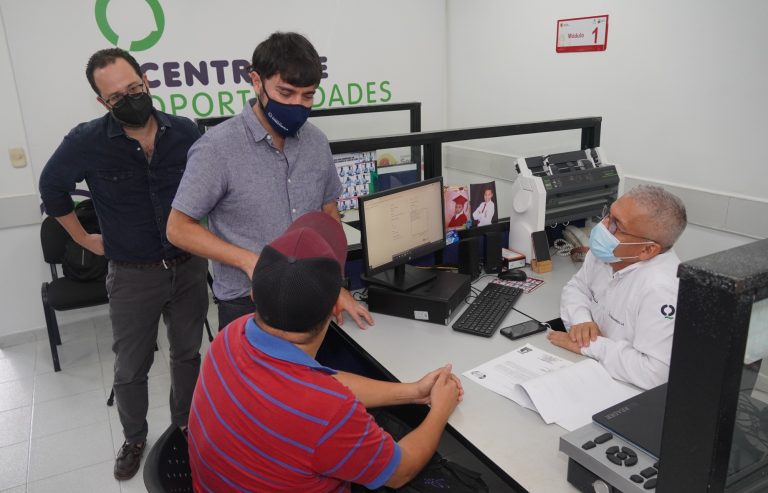 Alcalde Pumarejo visitando Centro OPortunidades