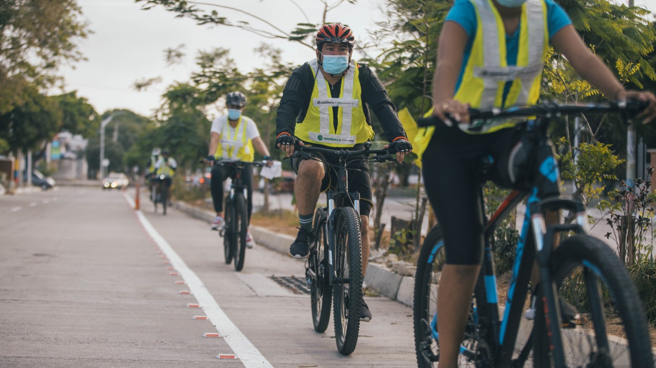 Hombres manejando bicicleta en cicloruta