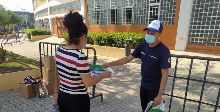 Funcionario orientando a mujer