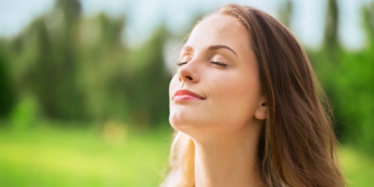 Mujer respirando aire libre