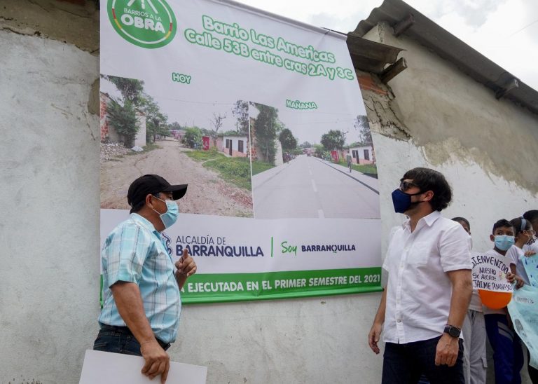 Alcalde Pumarejo observando valla