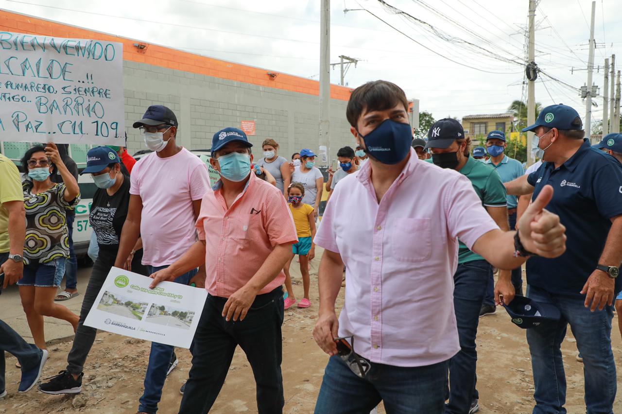 Alcalde Pumarejo recorriendo calles