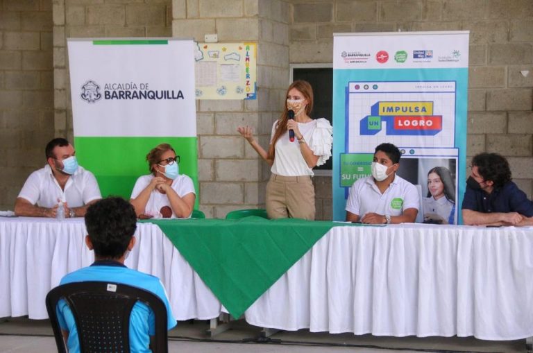 Mujer exponiendo tema 