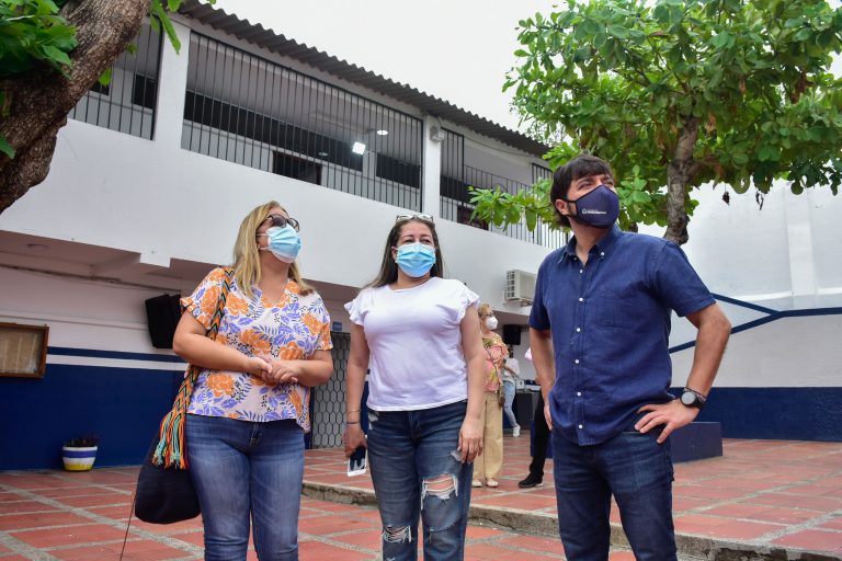 Alcalde Pumarejo visitando colegio